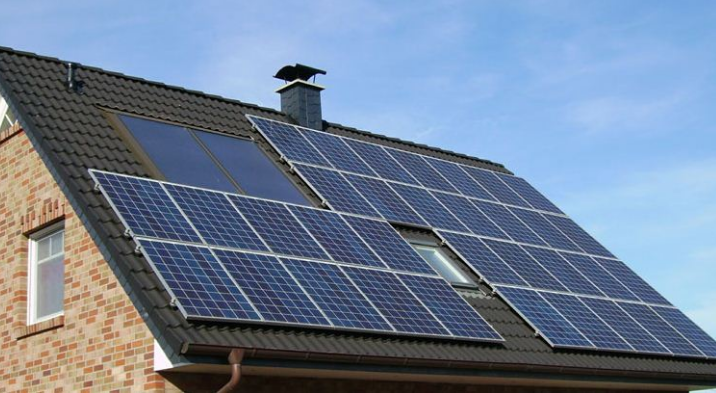 hệ thống điện mặt trời độc lập lắp đặt trên mái nhà